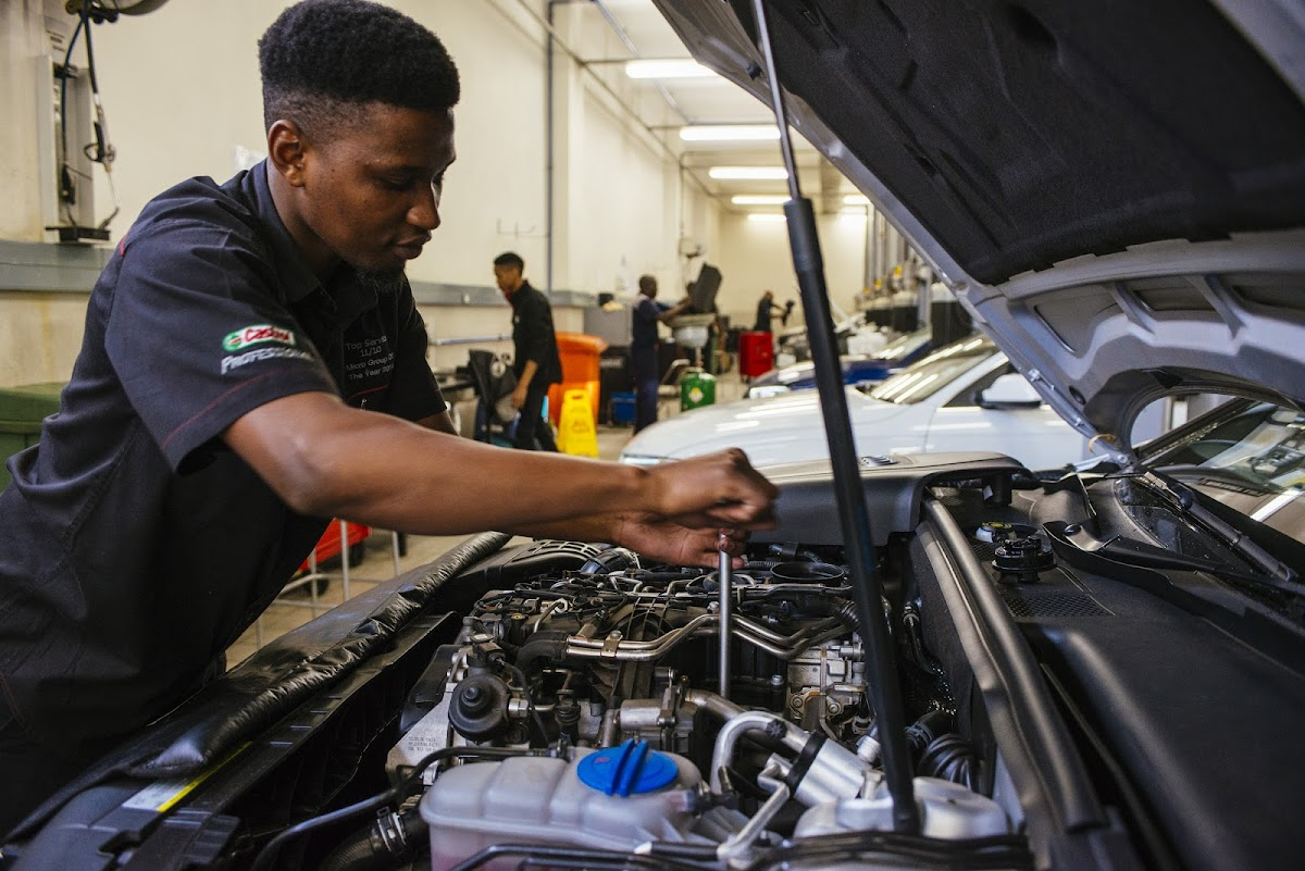 Empowering Canadian Drivers: A Guide to Hassle-Free Car Servicing